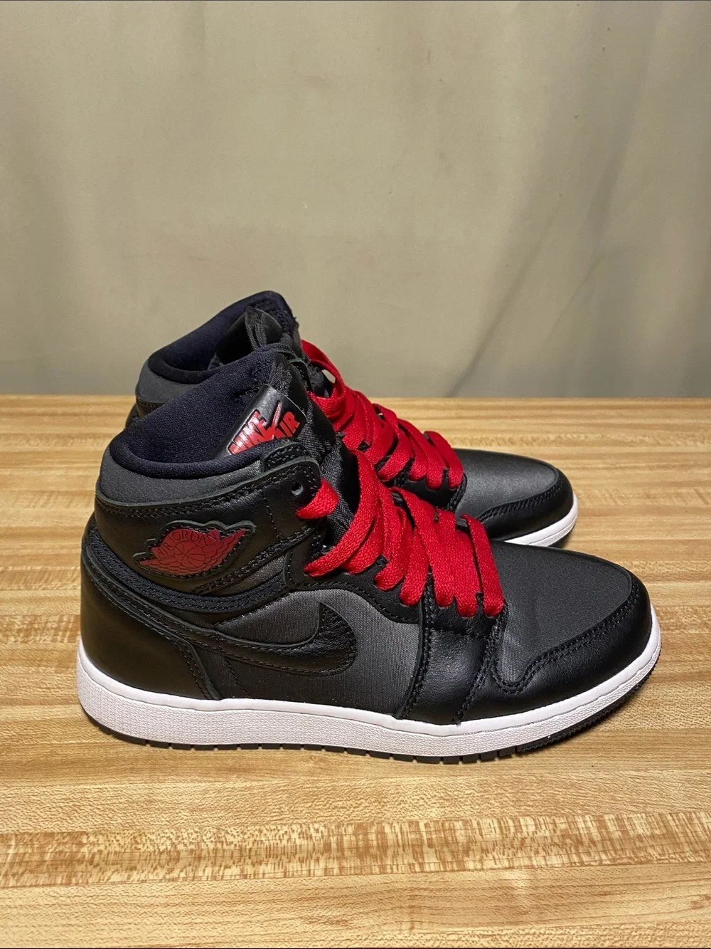 Nike Air Jordan 1 Retro Hi OG Black Red Satin shoes size 4Y